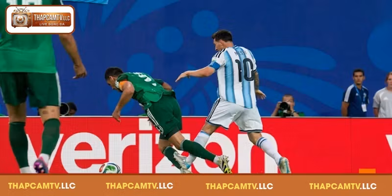 Pha bóng Messi thoát thẻ đỏ World Cup 2026 gây tranh cãi lớn